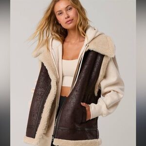 Aerie Dark Brown Faux Leather Sherpa Vest! Sold out everywhere 108$ retail. Sz.L